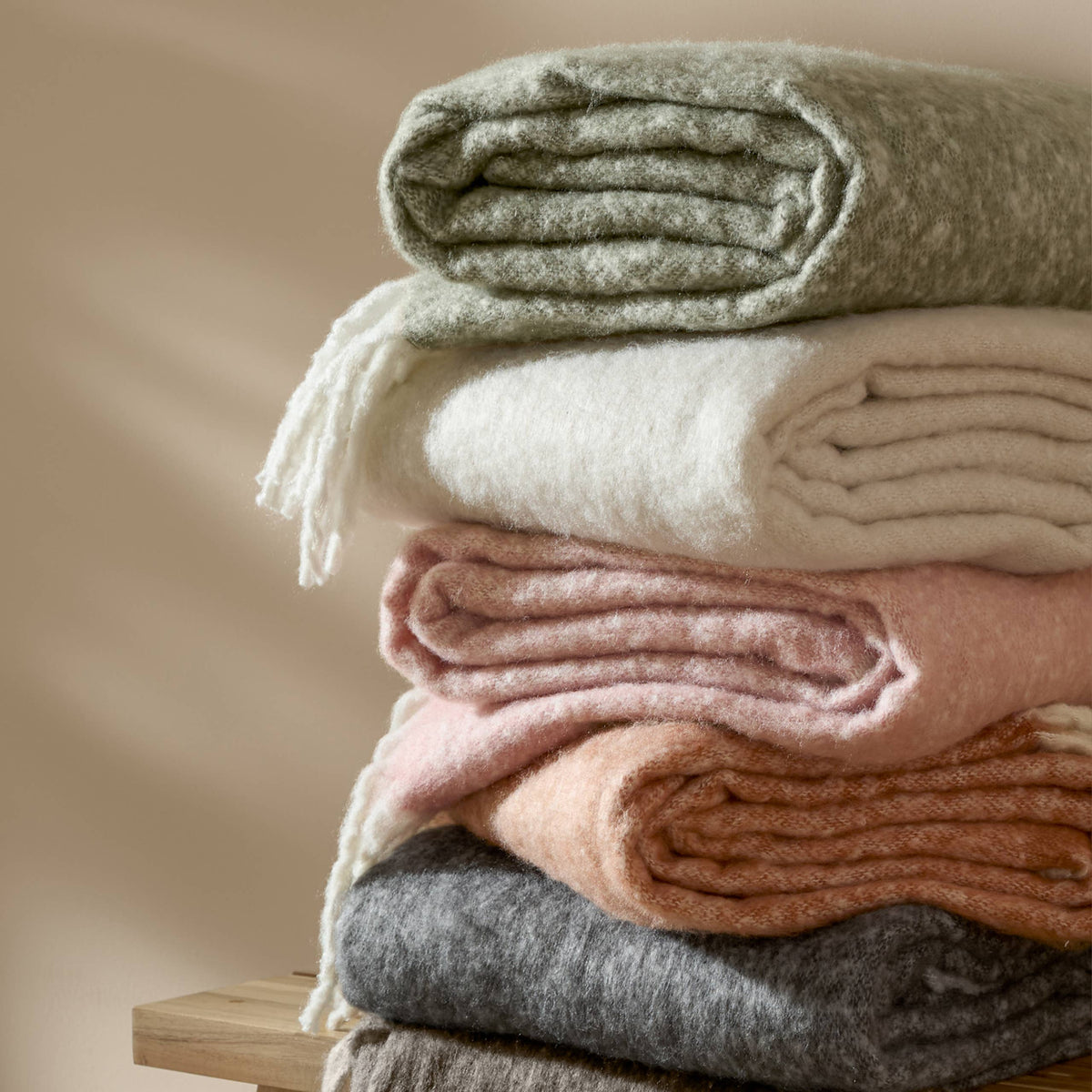 Cozy Woven Tasselled Throw Green